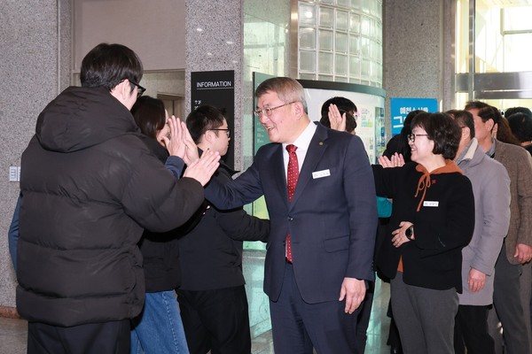  종무식 후 한 해 노고를 위로하는 '하이 파이브'